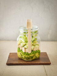Einmachglas Couscous-Salat mit Erbsen, Gurken und gekochtem Hühnerfleisch in Würfeln - KSWF01811