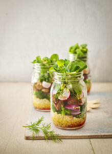 Einmachglas mit Buchweizensalat mit Gemüse und gewürfeltem Striploin Steak - KSWF01812