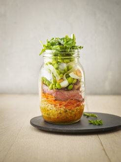 Einmachglas mit Weizensalat mit Gemüse, gekochtem Ei und Steak in Scheiben - KSWF01813