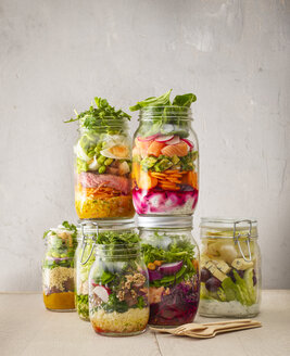 Einmachgläser mit verschiedenen Salaten - KSWF01817