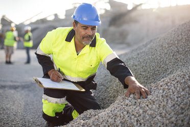 Steinbrucharbeiter bei einer Qualitätskontrolle - ZEF13723