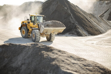 Bagger in einem Steinbruch - ZEF13730