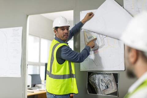 Besprechung der Arbeiter im Steinbruchbüro, lizenzfreies Stockfoto