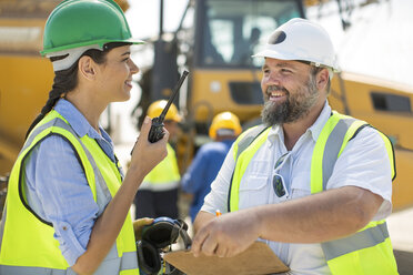 Männliche und weibliche Steinbrucharbeiter bei einer Diskussion auf der Baustelle - ZEF13762