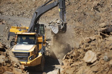 Bagger in einem Steinbruch - ZEF13767