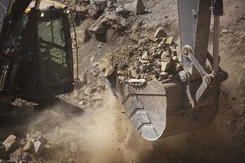 Bagger bei der Arbeit im Steinbruch, Nahaufnahme, lizenzfreies Stockfoto