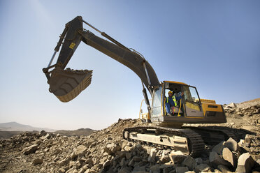 Bagger in einem Steinbruch - ZEF13770