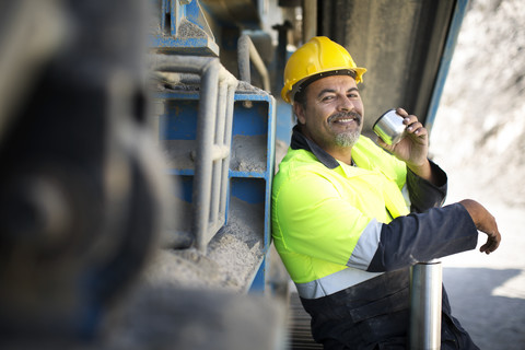 Steinbrucharbeiter macht eine Pause, lizenzfreies Stockfoto