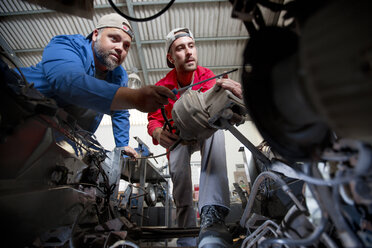 Mechaniker reparieren Auto in der Werkstatt - ZEF13802