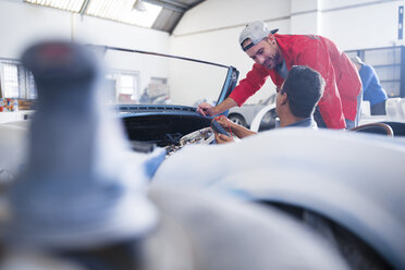 Mechaniker restaurieren Oldtimer in der Werkstatt - ZEF13804