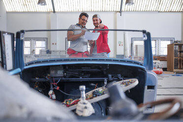 Mechaniker restaurieren Oldtimer in der Werkstatt - ZEF13810