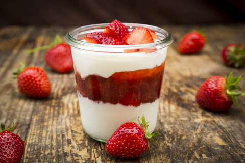 Ein Glas griechischer Joghurt mit Erdbeeren, lizenzfreies Stockfoto