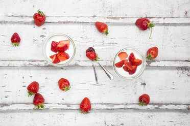 Zwei Gläser griechischer Joghurt mit Beeren - LVF06140