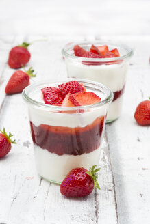 Ein Glas griechischer Joghurt mit Erdbeeren - LVF06141