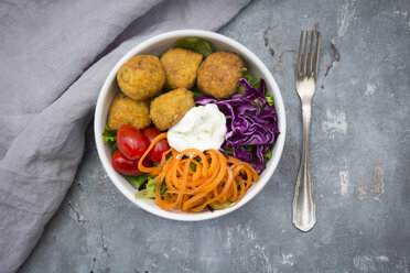 Lunch bowl of leaf salad, red cabbage, tomatoes, carrots, Falafel and yoghurt sauce - LVF06142