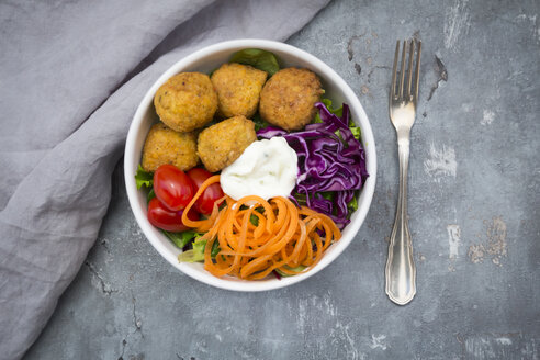 Mittagsschüssel mit Blattsalat, Rotkohl, Tomaten, Karotten, Falafel und Joghurtsauce - LVF06142