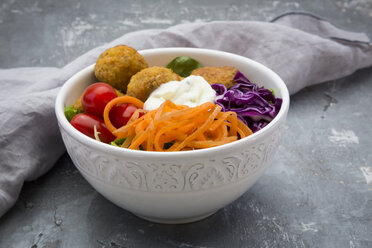 Lunch bowl of leaf salad, red cabbage, tomatoes, carrots, Falafel and yoghurt sauce - LVF06143