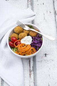 Mittagsschüssel mit Blattsalat, Rotkohl, Tomaten, Karotten, Falafel und Joghurtsauce - LVF06144