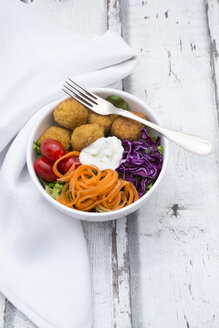 Lunch bowl of leaf salad, red cabbage, tomatoes, carrots, Falafel and yoghurt sauce - LVF06144