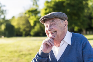 Porträt eines lächelnden älteren Mannes mit Mütze - UUF10670