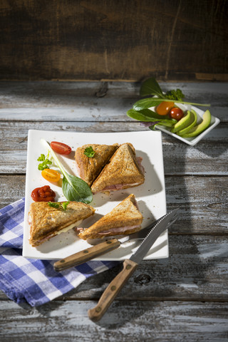 Vollwertiges Sandwich mit Schinken und Käse, lizenzfreies Stockfoto