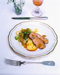 Veal roast with onions and iced apple slices - PPXF00067
