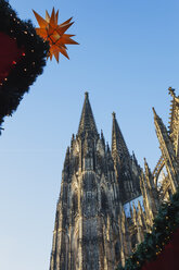 Germany, Cologne, view to Cologne Cathedral at Christmas time - GWF05218