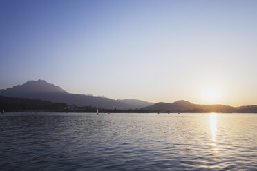 Schweiz, Luzern, Blick auf den Vierwaldstättersee bei Sonnenuntergang - GWF05220