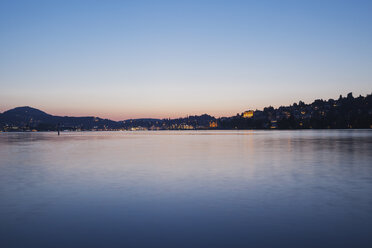 Schweiz, Luzern, Blick auf den Vierwaldstättersee bei Sonnenuntergang - GWF05221