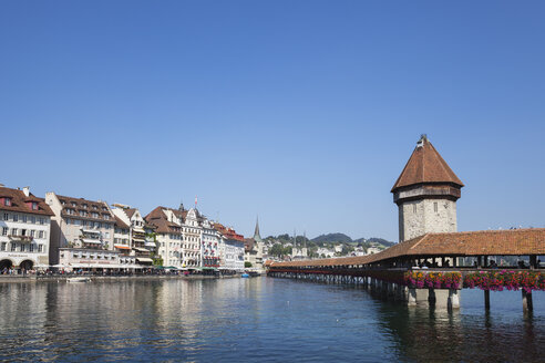 Schweiz, Luzern, Blick auf Kapellbrücke und Wasserturm am Vierwaldstättersee - GWF05223