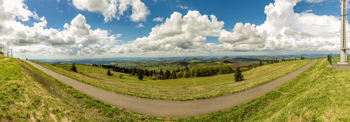 Deutschland, Gersfeld, Rhön, Blick von der Radarstation auf der Wasserkuppe in Richtung Fulda - FRF00514