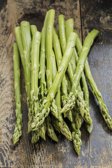 Grüner Spargel auf Holz - ODF01507