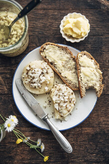 Roggenbrotscheiben, Harzer Roller Käse mit Zwiebeln und Kümmel auf Teller - IPF00381