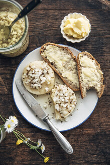 Slices of rye bread, Harzer Roller cheese with onions and caraway on plate - IPF00381