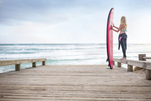 Frau am Meer mit Surfbrett - ZEF13857