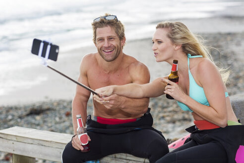 Ein Paar hat Spaß am Strand und macht ein Selfie - ZEF13866