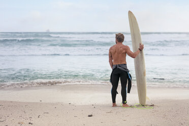 Mann am Strand mit Surfbrett - ZEF13875