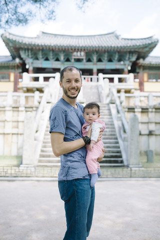 Südkorea, Gyeongju, Vater reist mit einem kleinen Mädchen im Bulguksa-Tempel, lizenzfreies Stockfoto