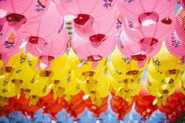 Südkorea, Gyeongju, Bunte Laternen zur Feier von Buddhas Geburtstag im Bulguksa-Tempel - GEMF01645