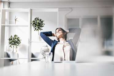 Businesswoman at table leaning back - JOSF00969