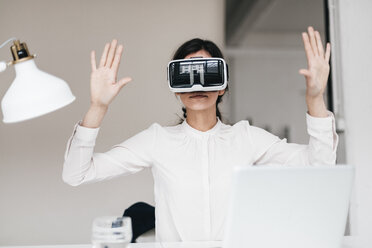 Geschäftsfrau mit VR-Brille im Büro - JOSF00975