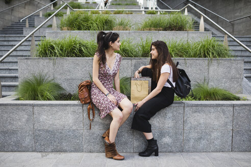 Zwei junge Frauen, die sich in der Stadt unterhalten - MRAF00194