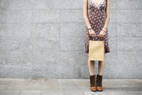 Junge Frau mit Einkaufstasche - MRAF00199