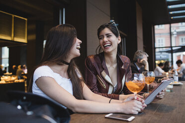 Two happy young women in a bar - MRAF00207