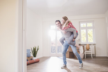 Playful young couple in new home - UUF10746