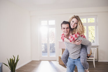 Portrait of happy young couple in new home - UUF10748