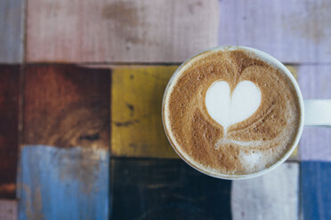 Tasse Kaffee mit Milchschaum, Nahaufnahme - GEMF01651