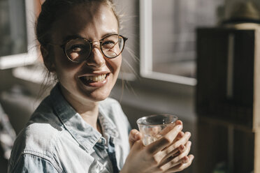 Porträt einer glücklichen jungen Frau mit Brille - KNSF01453