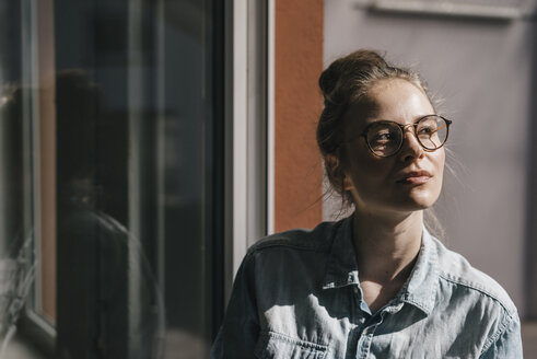 Junge Frau mit Brille denkt nach - KNSF01465