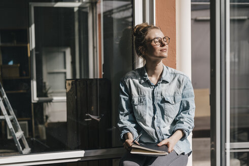 Junge Frau mit Brille im Sonnenlicht - KNSF01466